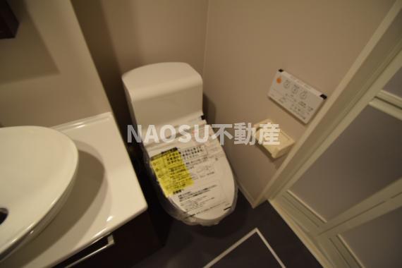 トイレ　落ち着いた色調のトイレです