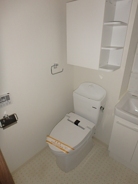 トイレ　収納付きのトイレです。