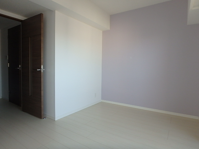 居室・リビング　アクセントクロスがおしゃれなお部屋です。