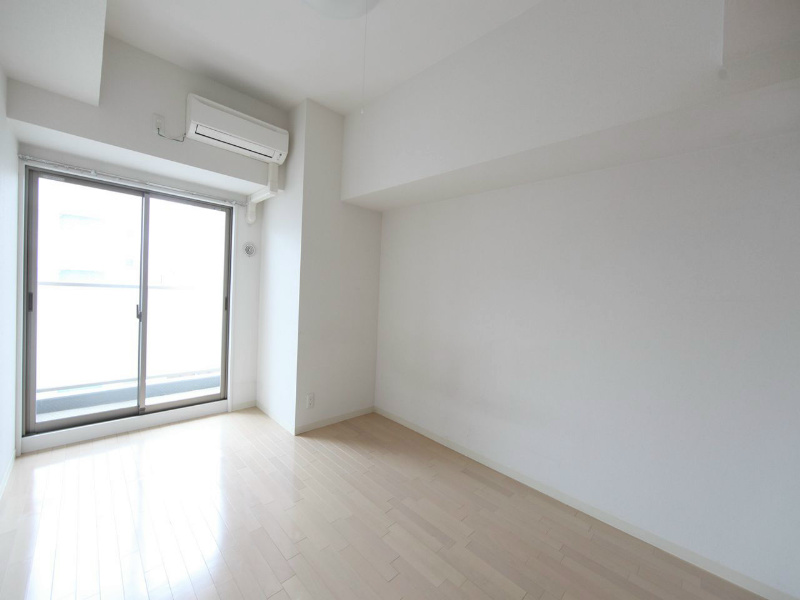 居室・リビング　洋室7.4帖　エアコン完備　バルコニー