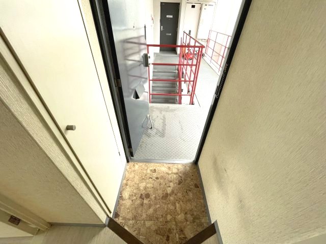 玄関　イメージとして同建物他部屋を表示しています