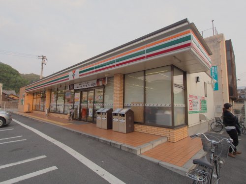 コンビニ　セブンイレブン 広島海田中店店（コンビニ）まで714m