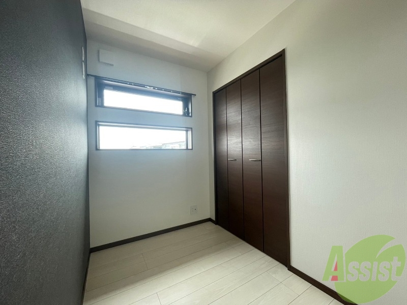 その他部屋・スペース　こちらは２．５帖の洋室になります。寝室としてご利用ください。