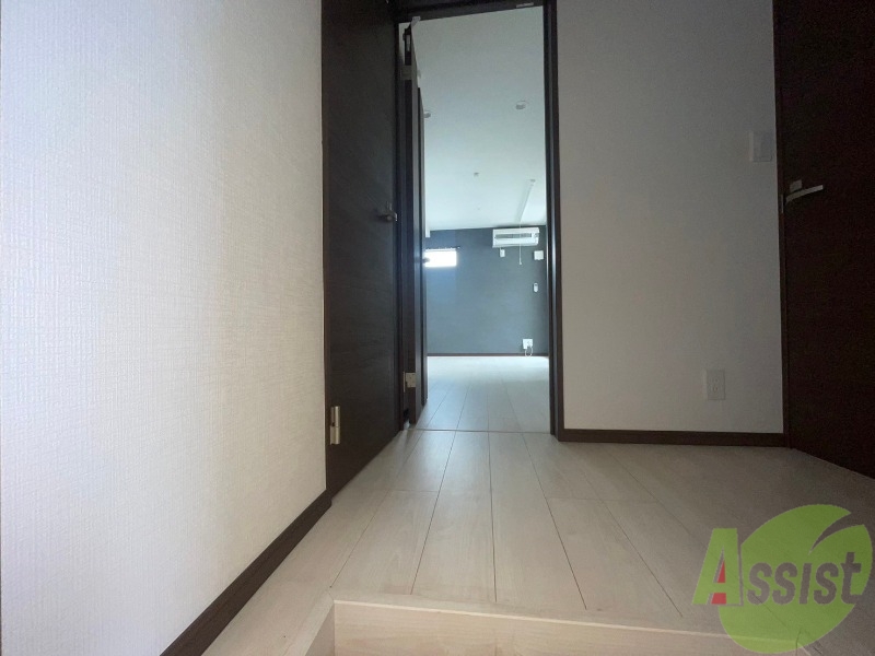 玄関　こちらは玄関になります。照明設備もございます。