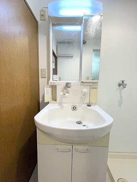 洗面設備　洗髪洗面化粧台（シャワー付き洗面）