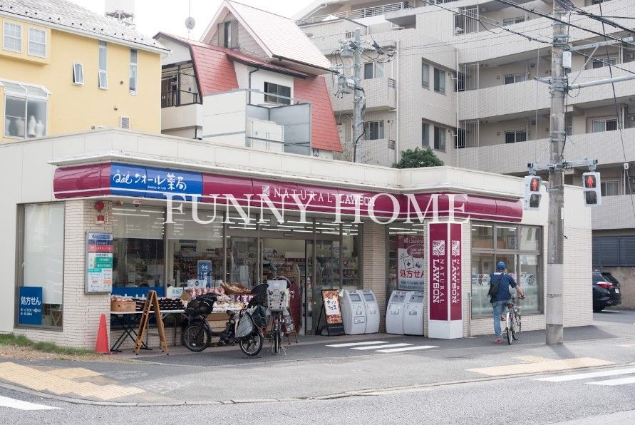 コンビニ　ナチュラルローソン 世田谷弦巻三丁目店（コンビニ）まで427m