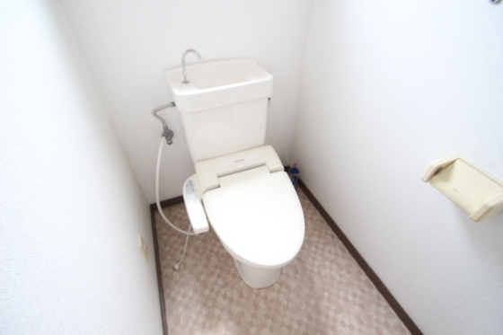 トイレ　別部屋の写真になります。