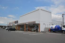 コンビニ　セブンイレブン直方知古店（コンビニ）まで566m