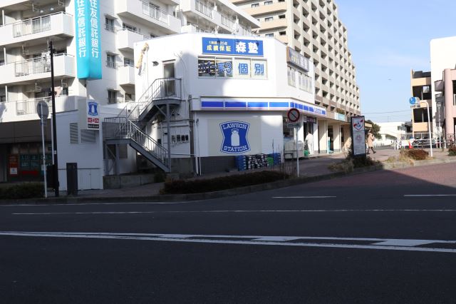 コンビニ　ローソン（コンビニ）まで400m