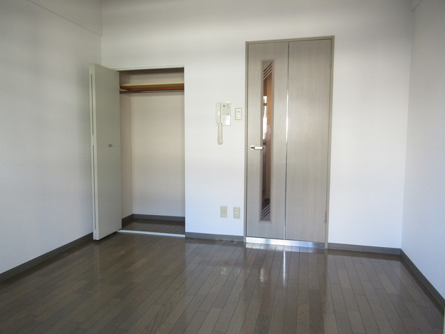 居室・リビング　単身者には丁度いいサイズのおお部屋です