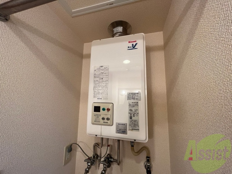 その他設備　給湯器はシンプルな作りで簡単に操作できそうです。