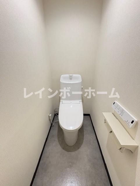 トイレ　落ち着いた色調のトイレです