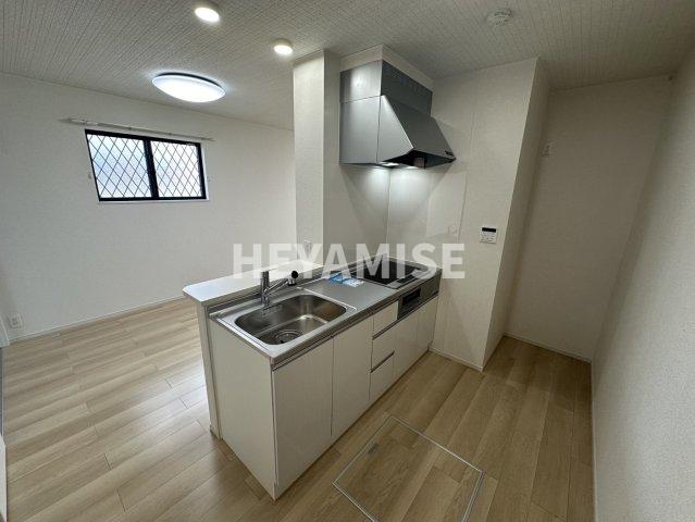 キッチン　※別号室写真(現状優先)　実際のお部屋に小窓は付いておりませ