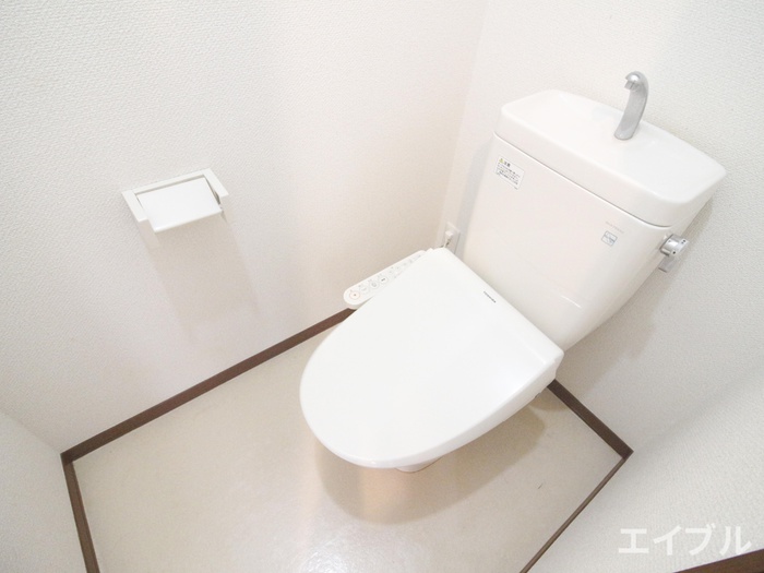 トイレ　反転タイプの別のお部屋になります。