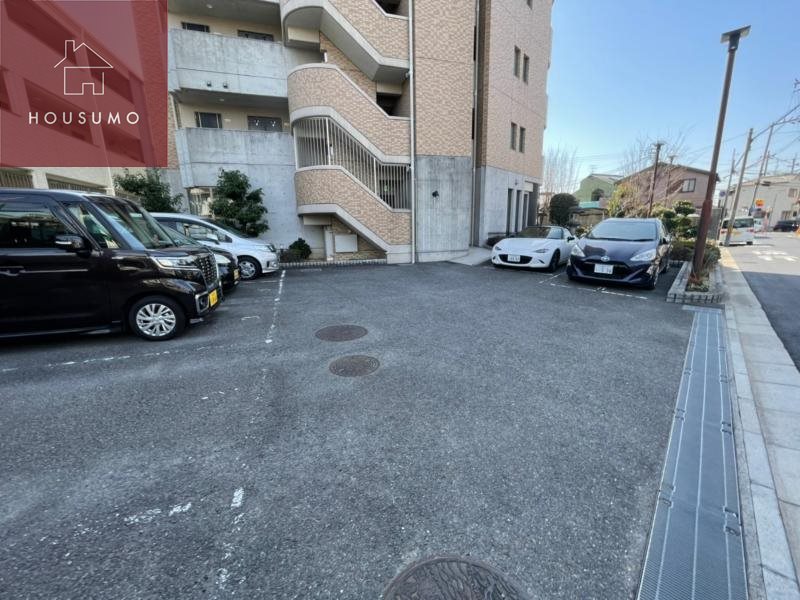 駐車場　駐車場があるので、車を買う予定の方も安心です