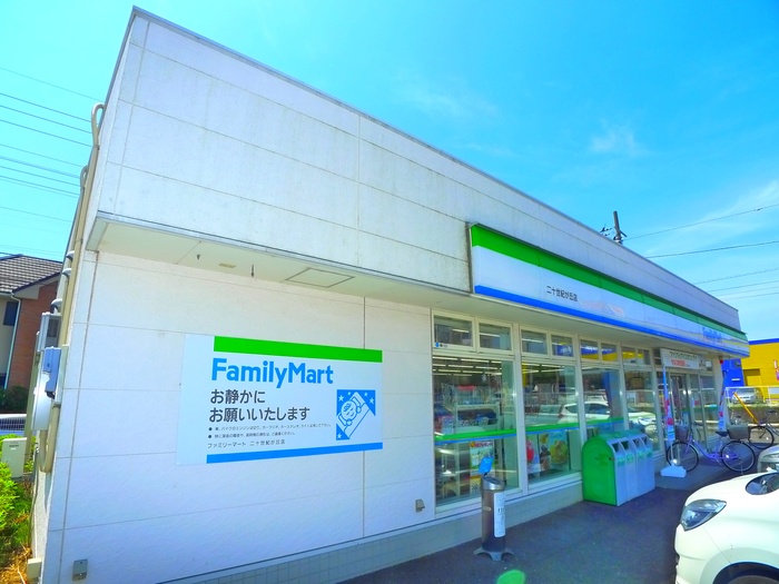 コンビニ　ファミリーマート（コンビニ）まで212m