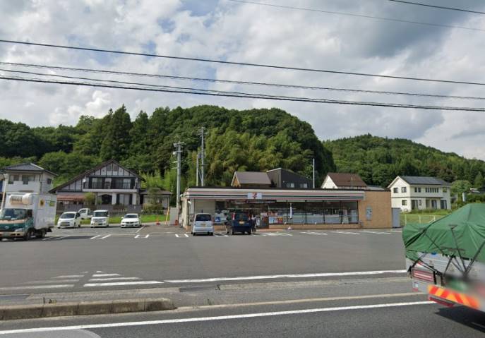 コンビニ　セブンイレブン（コンビニ）まで744m