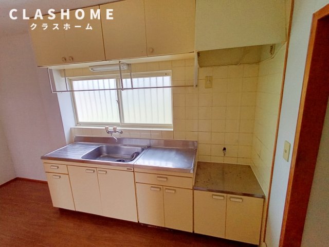 キッチン　同形タイプの別部屋のお写真です。