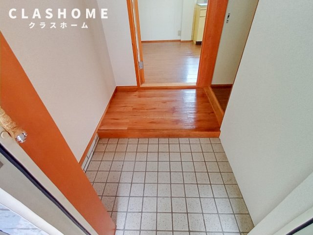 玄関　同形タイプの別部屋のお写真です。