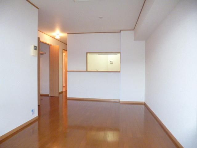 居室・リビング　☆　広めの洋室です　☆