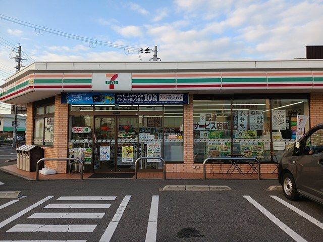 コンビニ　セブンイレブン様（コンビニ）まで140m
