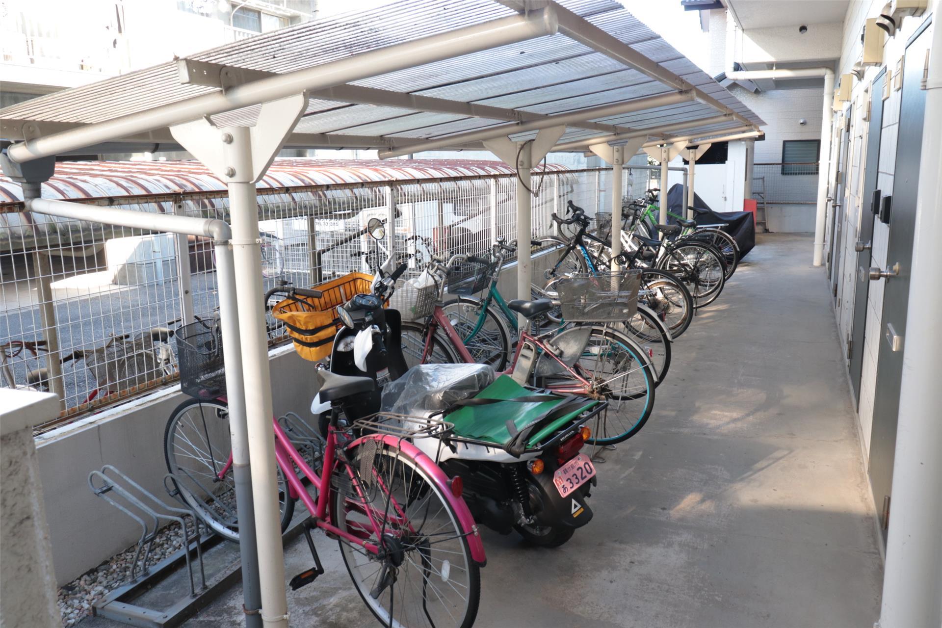 建物外観　駐輪場