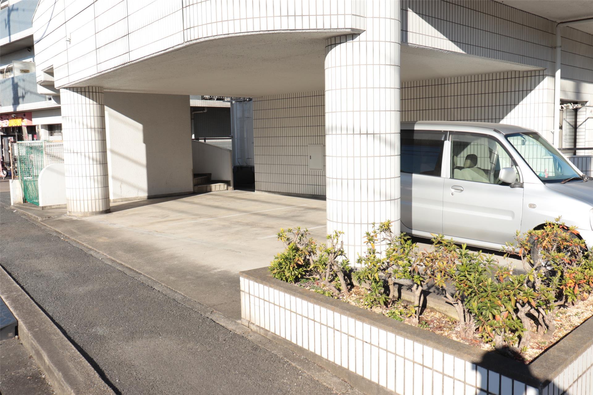 建物外観　駐車場