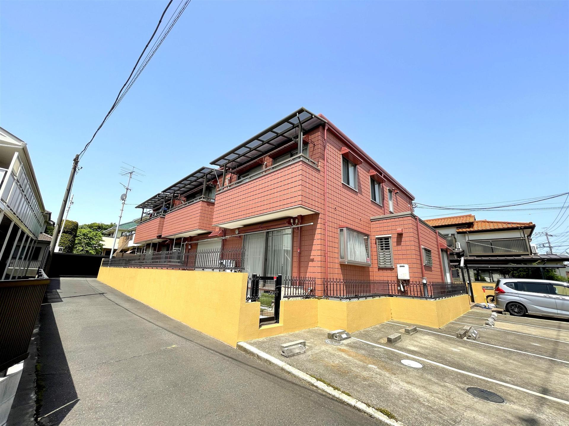 建物外観　日当たり良好なマンション　１Ｆはシャッターつき