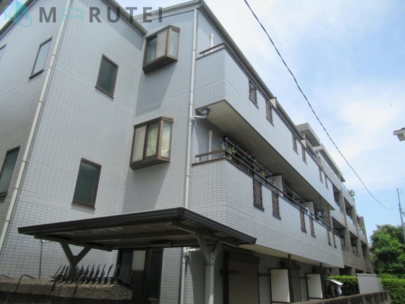 建物外観　南向き、日当たり良好、洒落たタイル張り３階建てマンションです