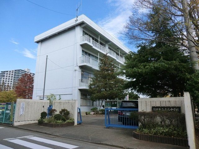 中学校　三郷市立彦成中学校（中学校）まで760m