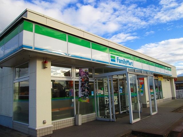 コンビニ　ファミリーマート長井警察通り店（コンビニ）まで1400m