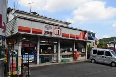 コンビニ　三津屋（コンビニ）まで865m