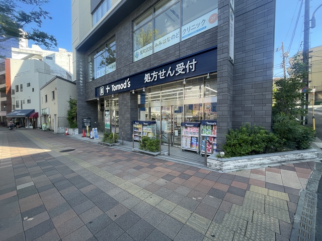 ドラックストア　トモズ反町店（ドラッグストア）まで366m