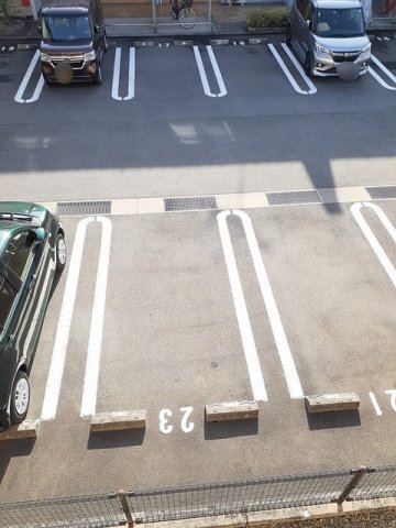 駐車場　駐車場に車を止められます