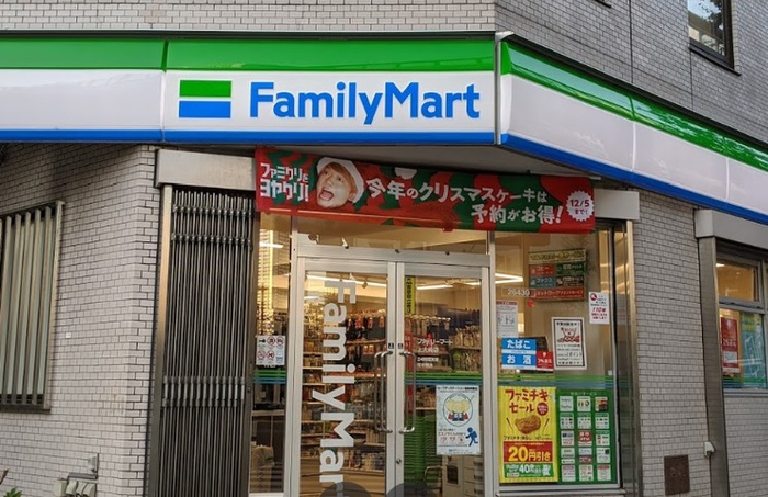 コンビニ　ファミリーマート（コンビニ）まで180m