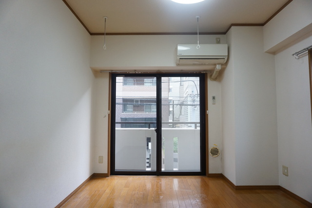 その他部屋・スペース　２面採光なので、明るく風通しのよい過ごしやすいお部屋です♪