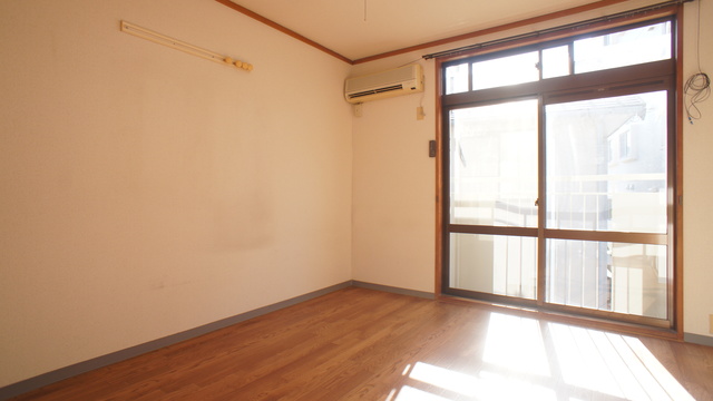 居室・リビング　南向きで日当たり良好なお部屋！暖かな日差しが入ります♪