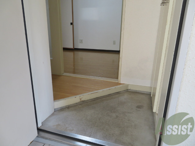 玄関　玄関はこちら段差が少ないので靴の脱ぎ履きがしやすそうです。