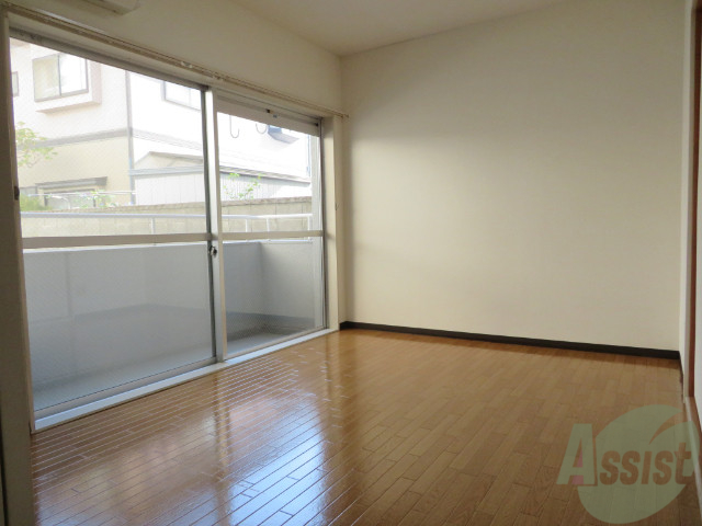 居室・リビング　大きな掃き出し窓から日差しがたっぷり入る明るいお部屋ですよ。