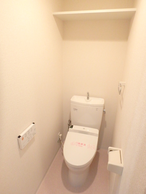 トイレ　洗浄機能付便座のトイレは上部に棚付