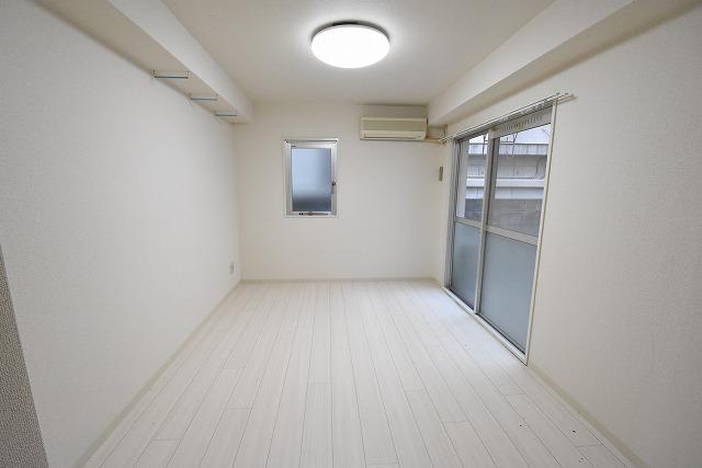 居室・リビング　二面採光で明るいお部屋♪エアコン付き♪