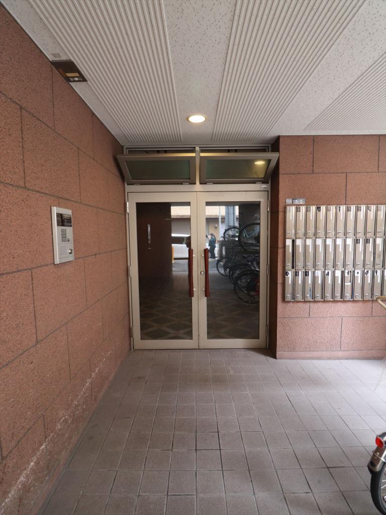 エントランス　オートロック付きで安心です