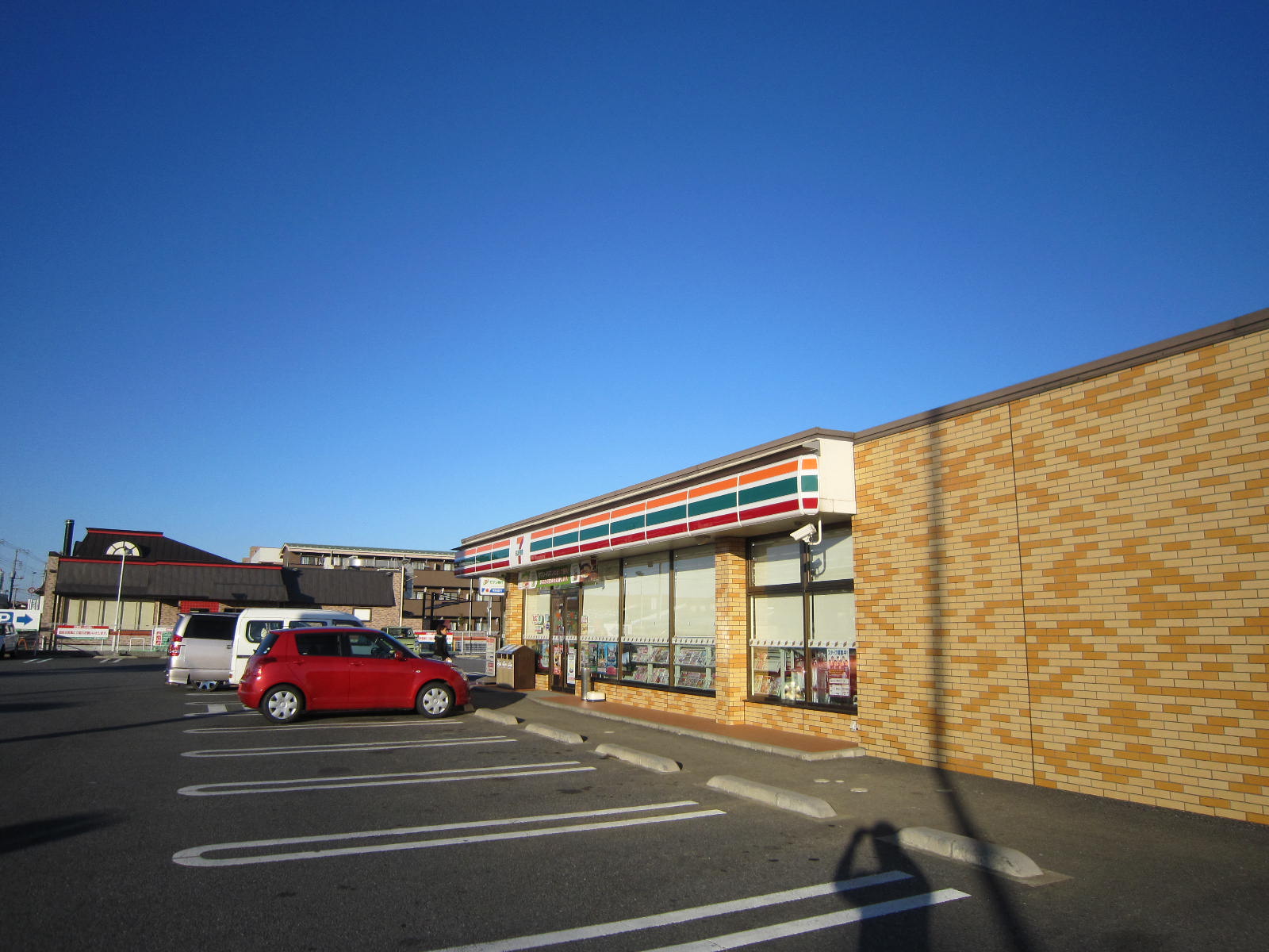 コンビニ　セブンイレブン牛久中根町店（コンビニ）まで604m