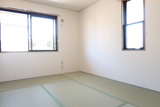 その他部屋・スペース　２面採光、６帖の和室です♪