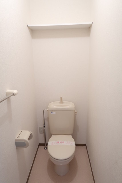 トイレ　上部棚付きのトイレです♪