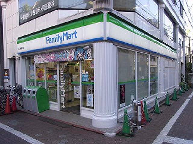 コンビニ　梅屋敷商店街ファミリーマート（コンビニ）まで74m