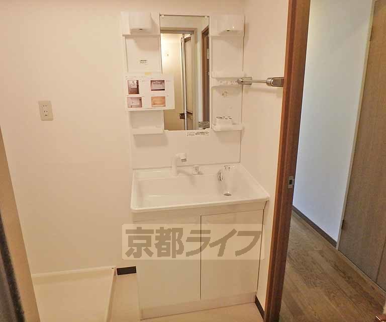 洗面設備　新品の洗面台です