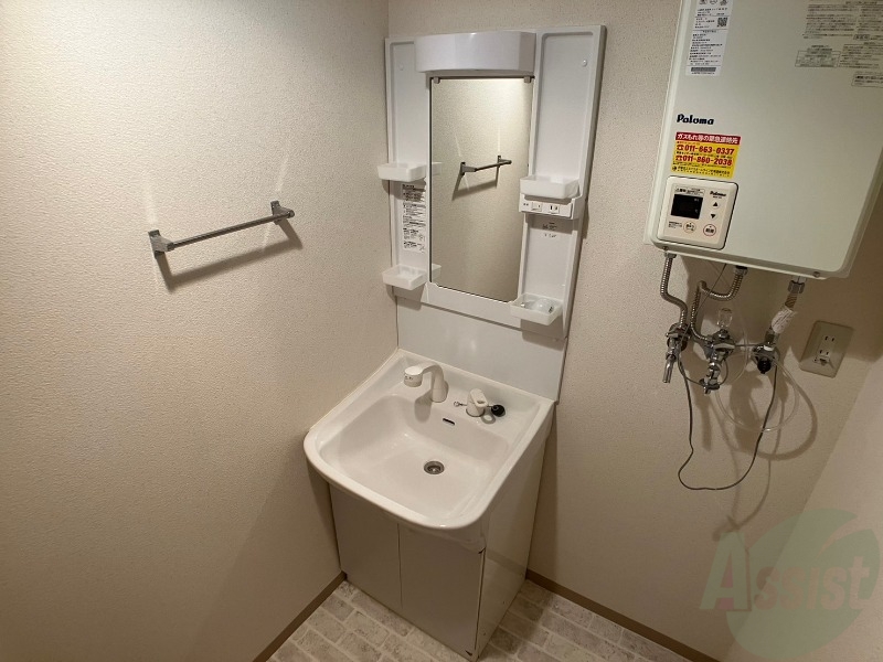 洗面設備　独立洗面台です。大きくてよいですね。シャンプーもできます！
