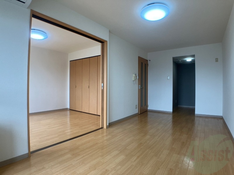 居室・リビング　木目のフローリングは落ち着きのある印象のお部屋になりますね。