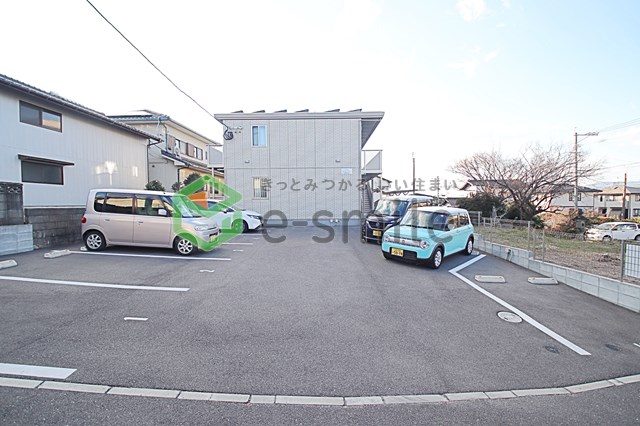 駐車場　駐車場があるので、車を買う予定の方も安心です